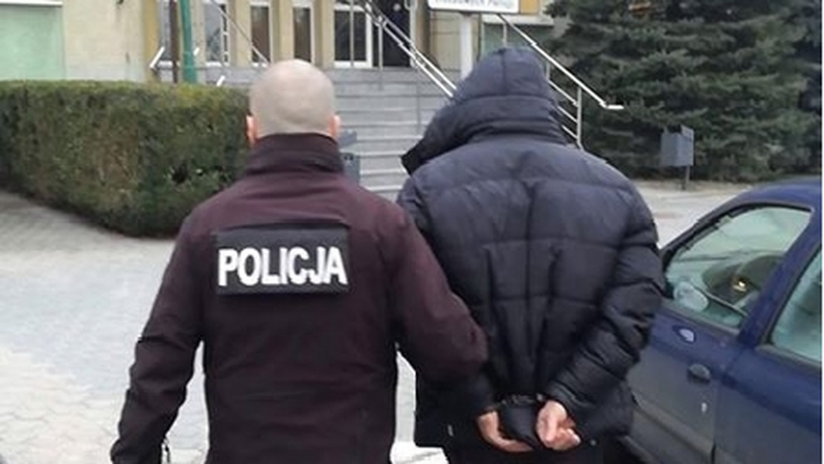 Był poszukiwany za udział w zorganizowanej grupie przestępczej, brutalne pobicia i porwania – poszukiwany od 17 lat mieszkaniec Lęborka został zatrzymany przez gdańskich policjantów. Mężczyzna ukrywał się na terenie województwa łódzkiego.