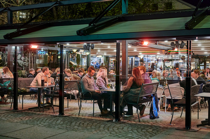 Sztokholm: w restauracjach trzeba utrzymywać dystans, ale lokale działają / źródło: Shutterstock/RolandL