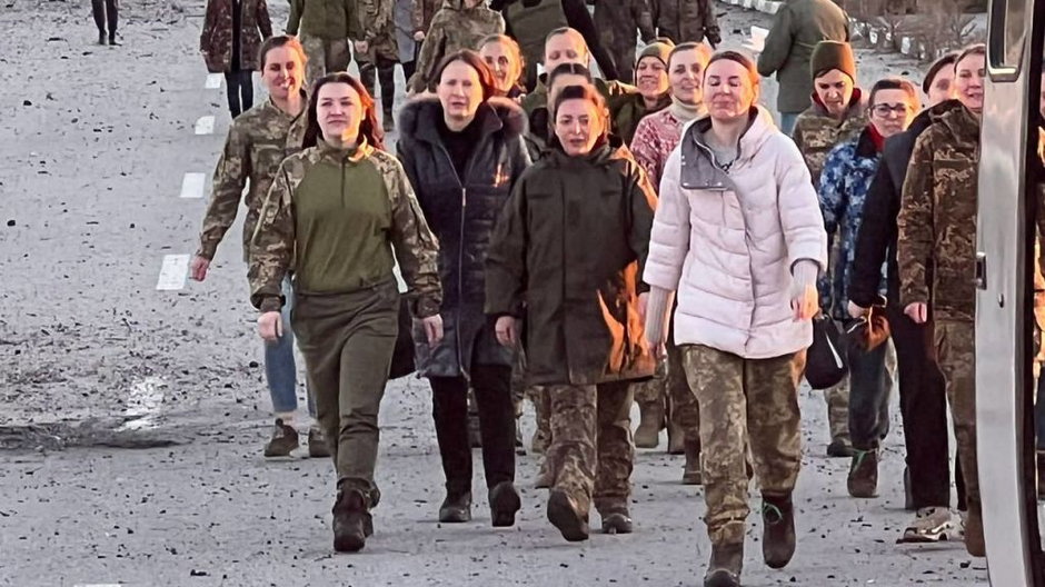 Ukraina. Kobiety idą w kierunku swoich krewnych w ramach wymiany więźniarek z Rosją; 17 października 2022 r. 