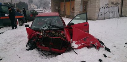 Wpadł w poślizg i zderzył się z pociągiem