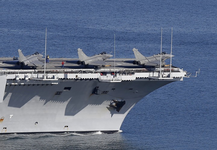 Z pokładu o wymiarach 261,5 m długości i 64,4 m szerokości startują wielozadaniowe samoloty myśliwskie Dassault Rafale i myśliwce uderzeniowe Dassault Super Etendard. Łącznie lotniskowiec może zabrać na pokład nawet 40 takich maszyn.<br>
W tej misji FS Charles de Gaulle zabrał na pokład osiemnaście myśliwców Dassault Rafale i osiem samolotów szturmowych Dassault Super Etandard.
<br><br>  fot. EPA/SEBASTIEN NOGIER Dostawca: PAP/EPA.