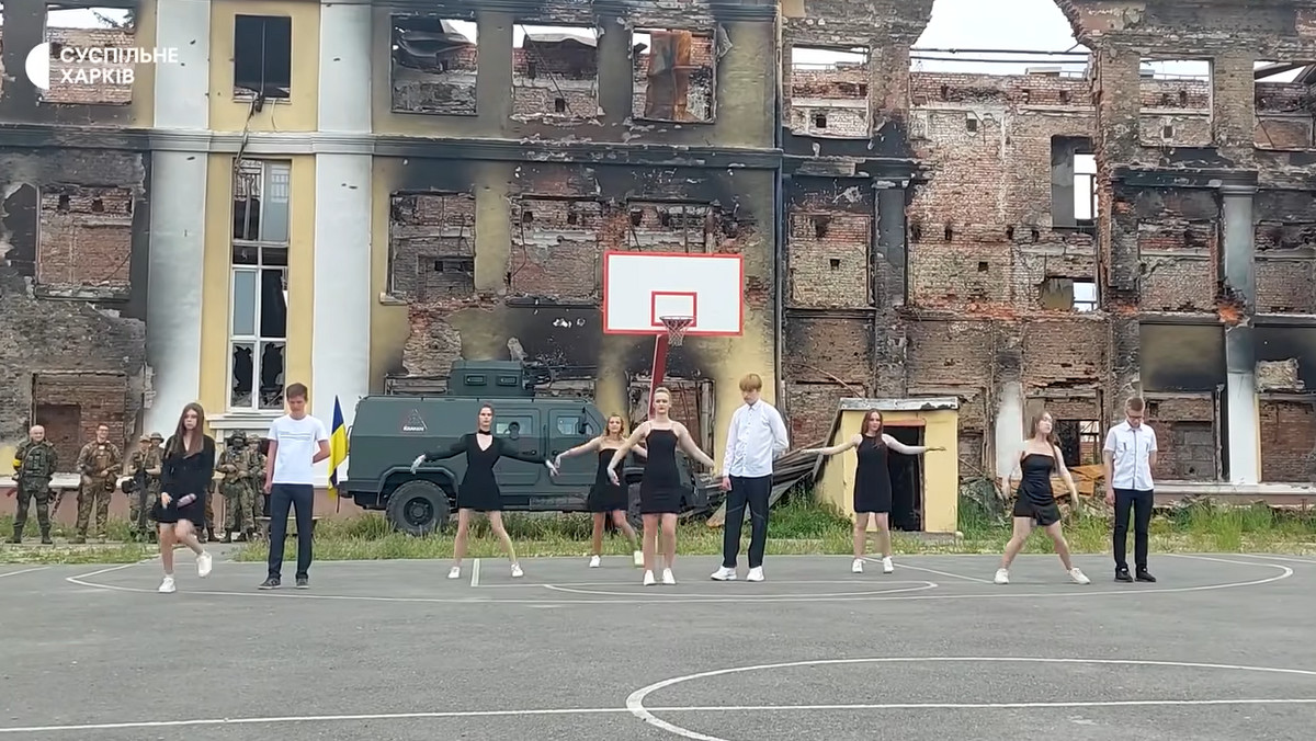 W Charkowie absolwenci jedenastej klasy tańczyli walca przed ruinami swojej szkoły 