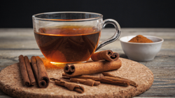 Rozgrzewa i odchudza. Woda z cynamonem jest nazywana "napojem bogów"