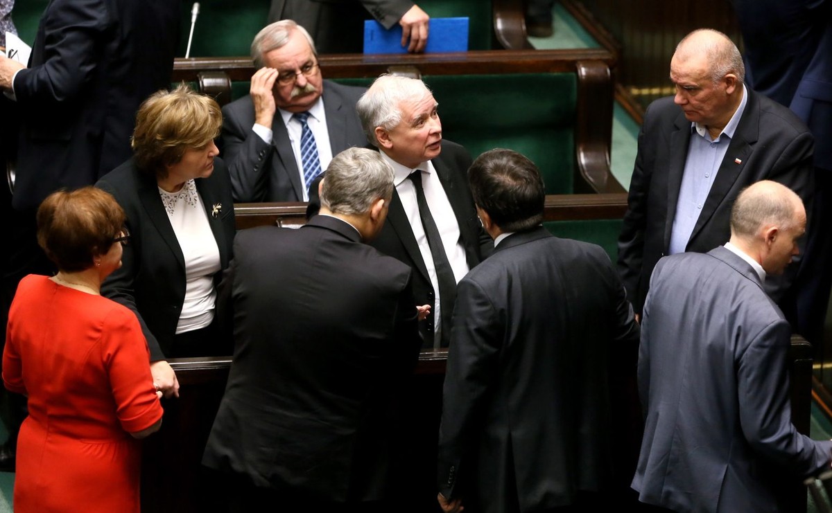 Jarosław Kaczyński w otoczeniu posłów PiS