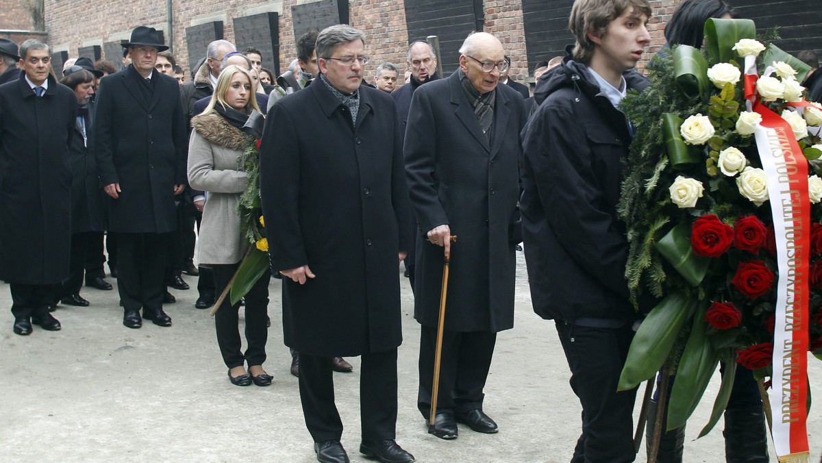 Prezydenci Polski Bronisław Komorowski i Niemiec Christian Wulff ustawili płonące znicze na Pomniku Ofiar Obozu w byłym niemieckim obozie Auschwitz II - Birkenau, oddając hołd pomordowanym. Wcześniej obaj wygłosili swoje przemówienia. Polski prezydent mówił m.in., że "w Auschwitz jak w soczewce skupia się wiedza i pamięć o wszystkich straszliwych zbrodniach" oraz, że "to miejsce jest jednym z symboli dramatu, który przeżył świat, który przeżyła Europa".