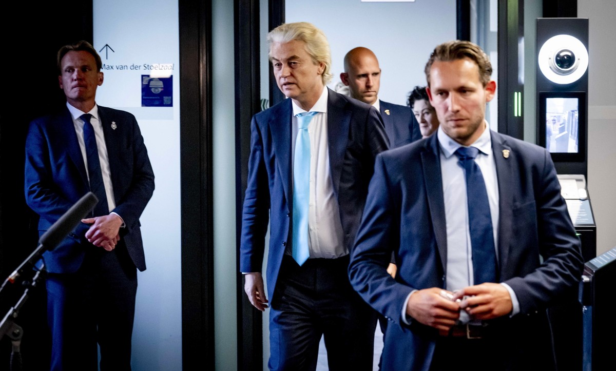 Geert Wilders (w jasnoniebieskim krawacie)