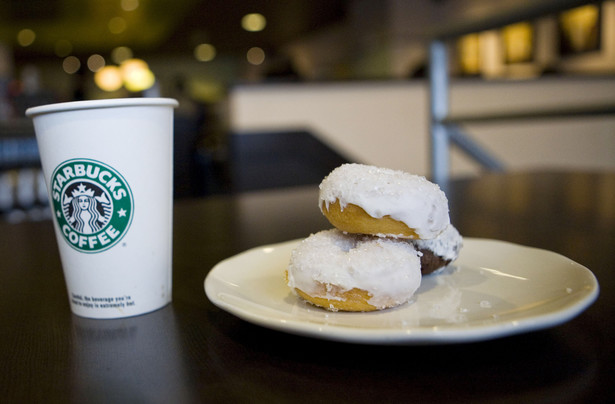 Niskokaloryczna, waniliowa kawa latte i minipączki firmy Starbucks