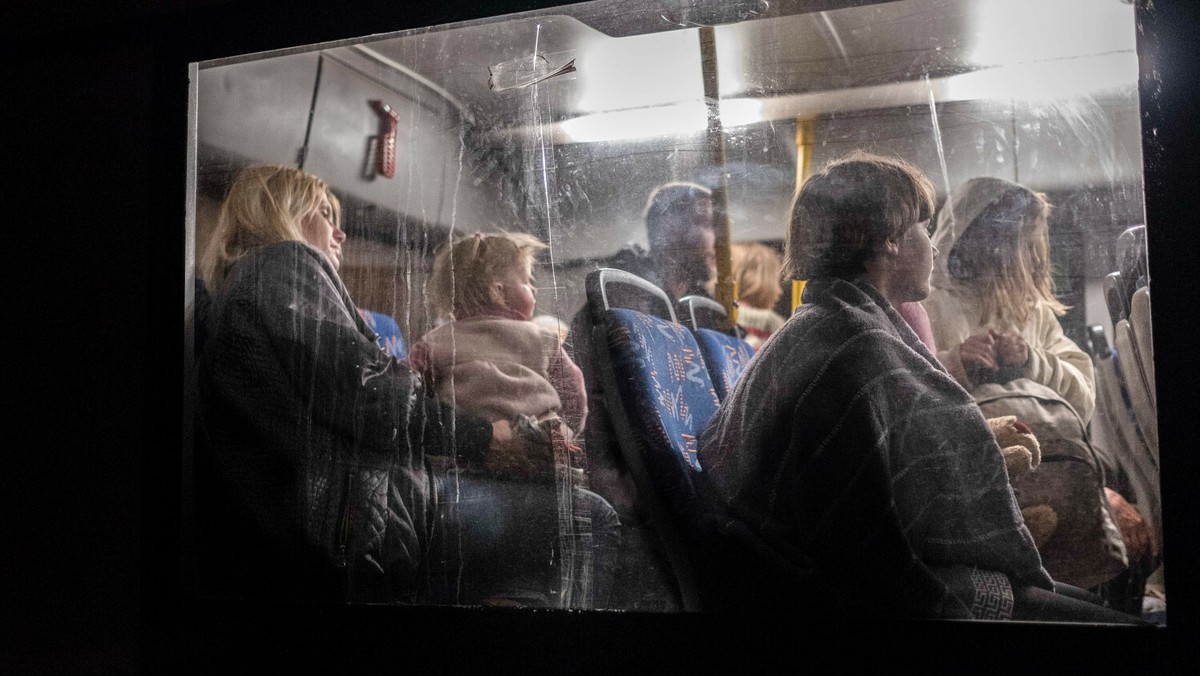 Autobus ewakuujący cywilów z Mariupola. Fot. Rick Mave / SOPA Images / East News