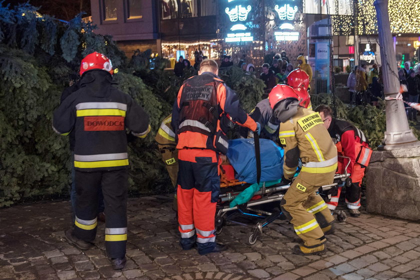 Wiatr przewócił choinkę na Krupówkach