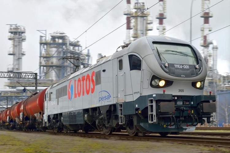 Od stycznia do marca Gama była testowana przez Lotos Kolej i PKP Intercity (te ostatnie były pechowe, bo podczas jazd z wagonami pasażerskimi doszło do potrącenia człowieka). Pesa była o krok od sprzedania 10 lokomotywy Gama w wersji spalinowej w ramach kontraktu PKP Intercity, ale w sierpniu przewoźnik unieważnił przetarg. Zamówienie ma zostać powtórzone jeszcze przed końcem w październiku.