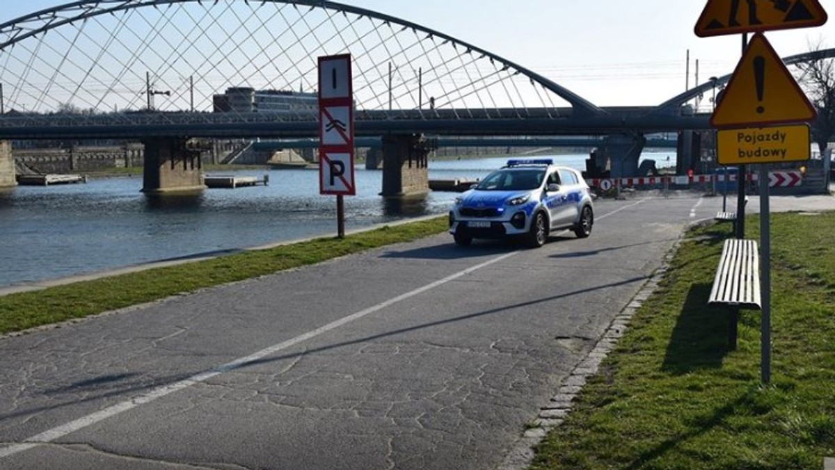 Koronawirus. Kraków: Złamał zakaz i pił piwo w parku. Trafił do zakładu karnego