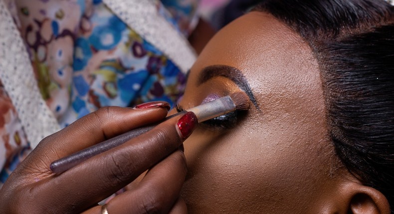 Woman putting in gold eyeshadow (Photo: Wayne Fotografias) 