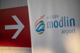 PKP PLK o budowie linii kolejowej do lotniska w Modlinie. Kiedy ruszy przetarg?