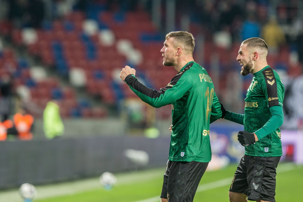Piłkarze Górnika Zabrze Lukas Podolski (L) i Filip Bainović (P)
