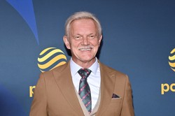 Cezary Pazura siwy i z wąsem. Aktor zaskoczył metamorfozą [FOTO]