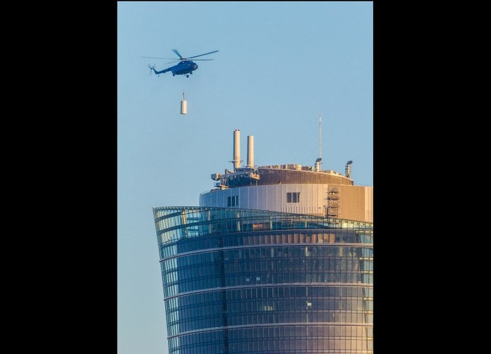 Obok biurowców powstaje ogólnodostępny plac Europejski, który połączy komercyjne i publiczne funkcje inwestycji. To pierwsza tego typu inwestycja realizowana w tak dużej skali w najnowszej historii Warszawy.  Plac będzie miał w sumie 4 tys. m2 powierzchni. Znajdą się tu m.in. amfiteatr, pasaż artystyczny, nowoczesne fontanny, restauracje, meble miejskie, dużo zieleni, a także stacja rowerowa.