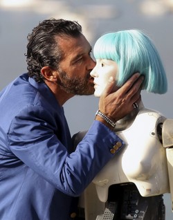 Antonio Banderas zaszalał z robotami [ZDJĘCIA]