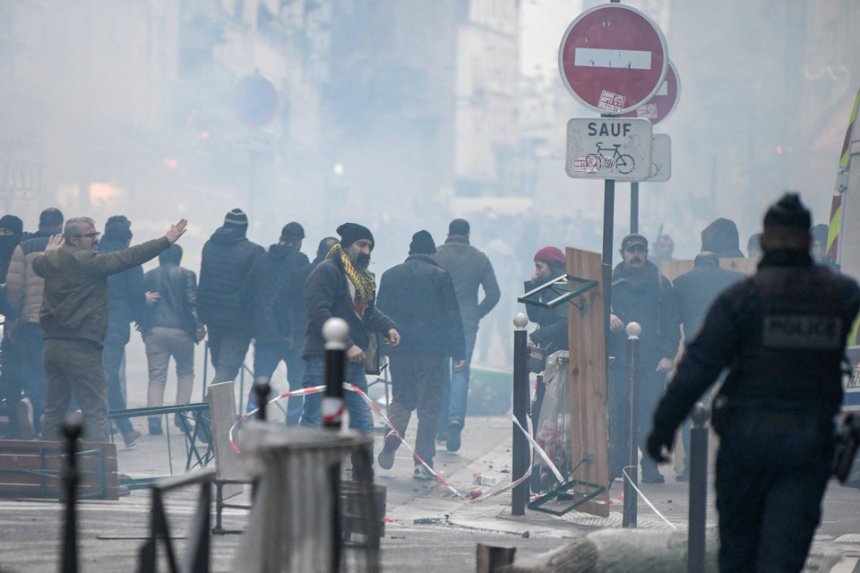Zamieszki po zamachu w Paryżu