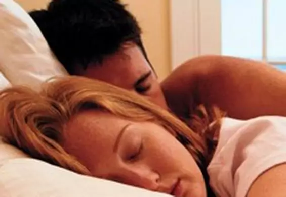 Osobne łóżka: czy zdrowiej jest spać osobno?