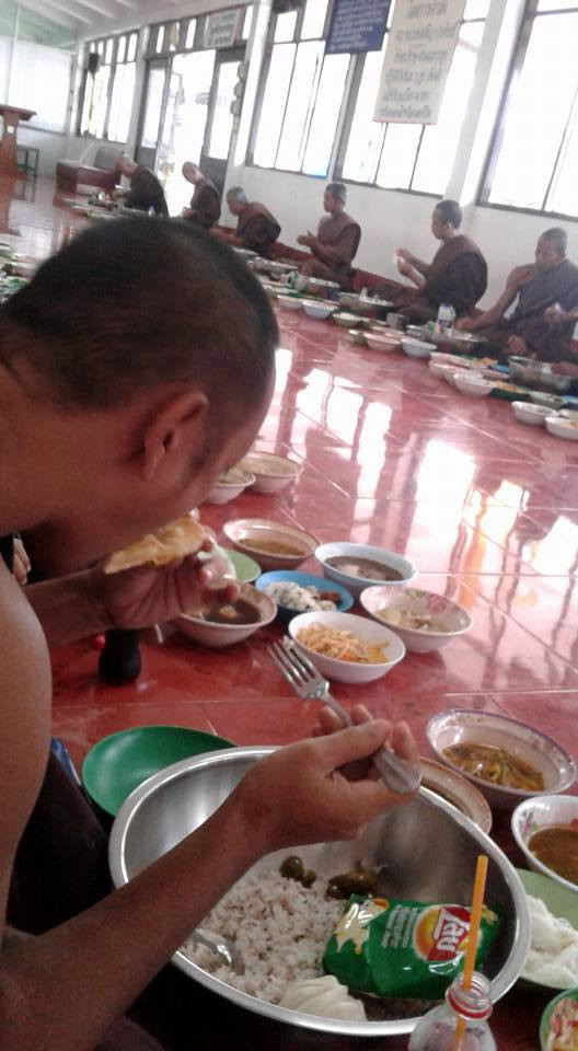 Śniadanie - jedyny posiłek mnicha w zakonie Thamkrabok