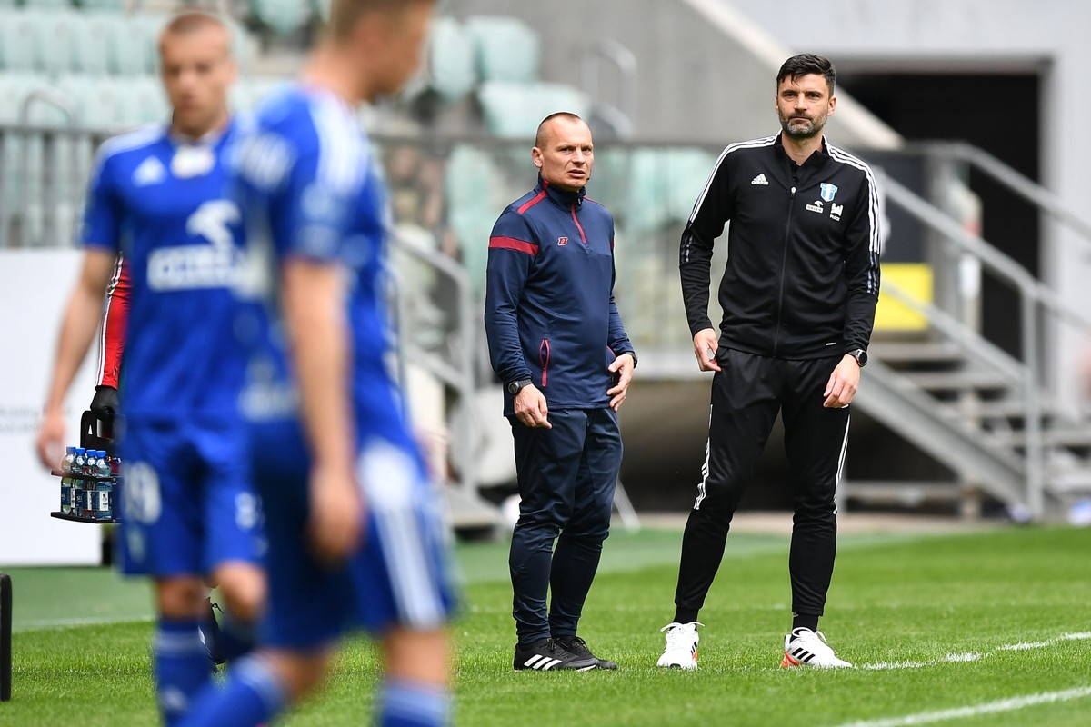 Trener Wisły Płock Pavol Stano (P) podczas meczu 32. kolejki piłkarskiej Ekstraklasy ze Śląskiem Wrocław