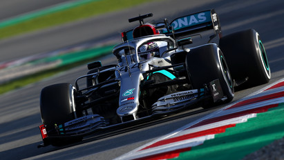 Hamilton most akkor F1-es autót vezet vagy repülőt? Segítsen eldönteni! – fotó