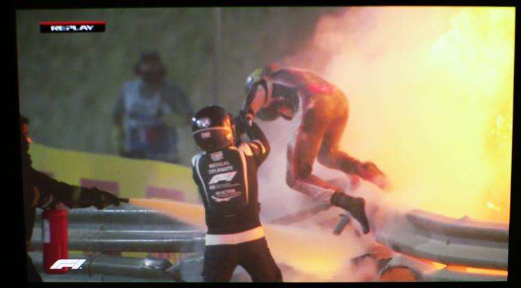 Romain Grosjean kimászik a lángok alól horrorisztikus balesete után a 2020-as bahreini nagydaíjon
