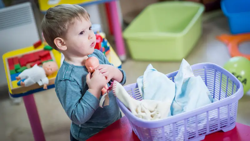 Zabawa lalkami daje dużo większą swobodę, obszar mózgu odpowiadający za te kompetencje jest dużo bardziej aktywowany w jej trakcie niż podczas grania na tablecie Fot. Getty