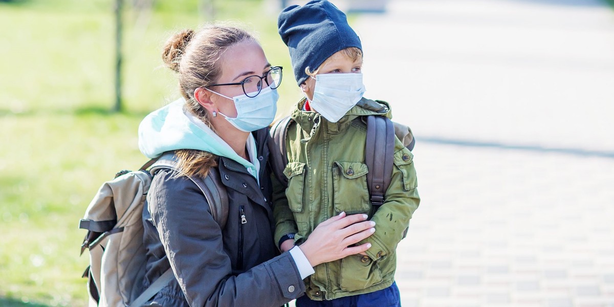 Z kanadyjskich badań wynika, że nastolatki częściej przynosiły wirusa do domu, ale maluchy za to łatwiej zarażały rodziców.