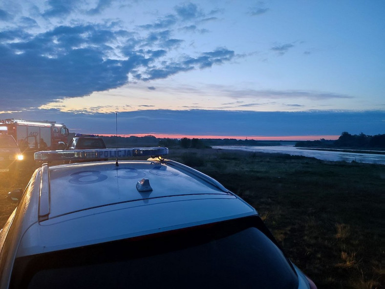 Pili alkohol nad rzeką. Ich auto zjechało z nimi do wody 