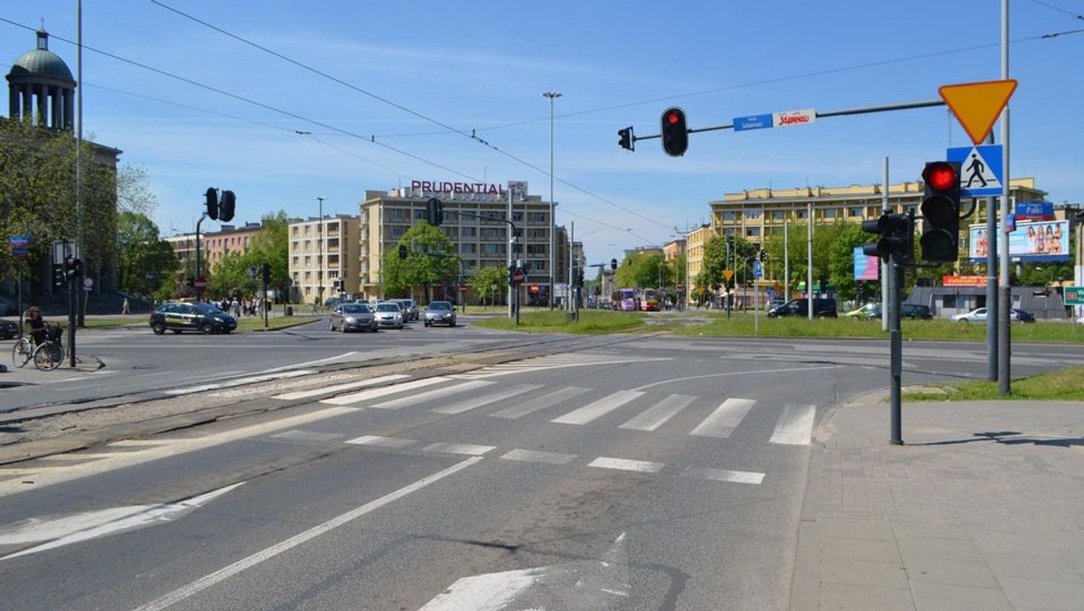 Dziś rano na skrzyżowaniu rozpoczęły się pierwsze prace, związane z remontem torowiska oraz poszerzeniem ulicy Pomorskiej. Ta w okolicach ronda została zamknięta dla ruchu. Tramwaje mają wrócić na rondo w październiku, a cały remont powinien się zakończyć jeszcze w tym roku.