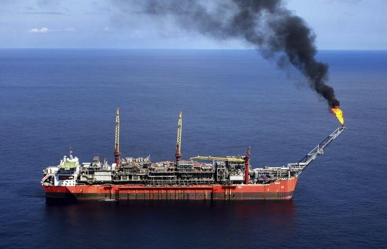 A ship loads crude oil at Bonga off-shore oil field outside Lagos, file photo. REUTERS/Akintunde Akinleye