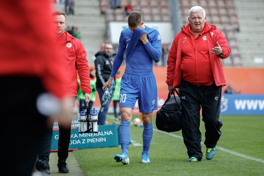 Golkiper lubinian ma za sobą pechowy rok. Wiosną miał pękniętą piątą kość śródstopia, która też wykluczyła go na wiele tygodni.