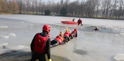 Ratownicy ćwiczyli na zamarzniętym stawie