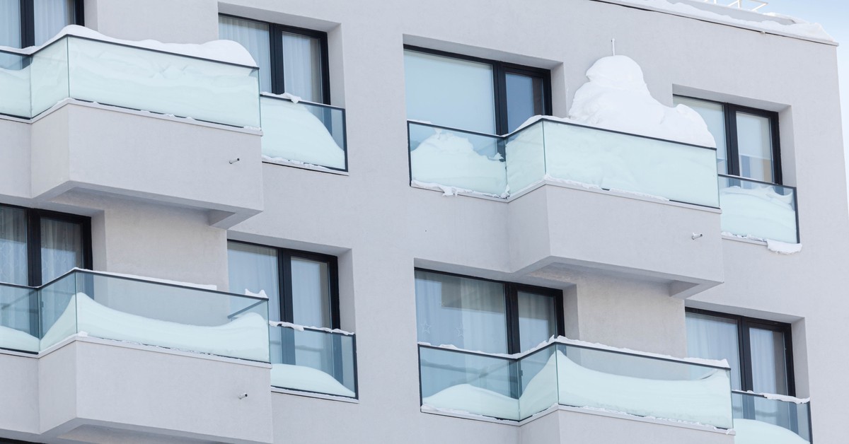 Nieodśnieżony balkon może Cię słono kosztować. Lepiej sprawdź obowiązujące przepisy