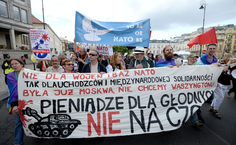 Demonstracja pod hasłem "Pieniądze dla głodnych, nie na czołgi", zorganizowana przez Inicjatywę Stop wojnie przy skwerze Wolnego Słowa w Warszawie