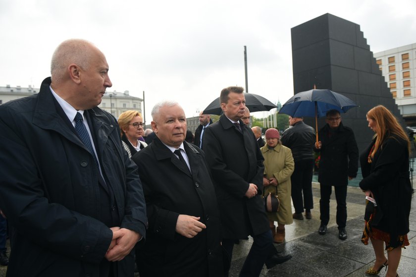 Wszedł na pomnik smoleński. Ściągnęła go policja