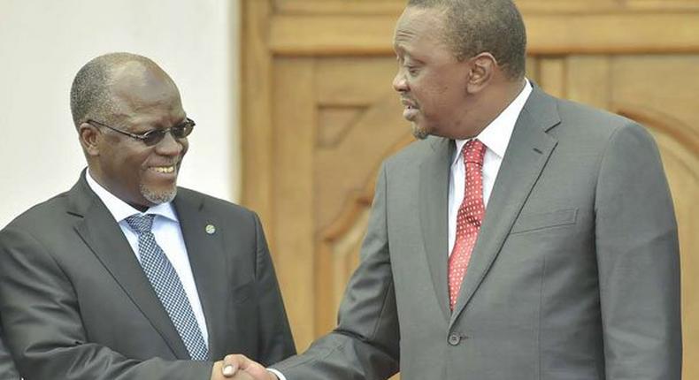 President John Magufuli (L) with Kneyan president Uhuru Kenyatta