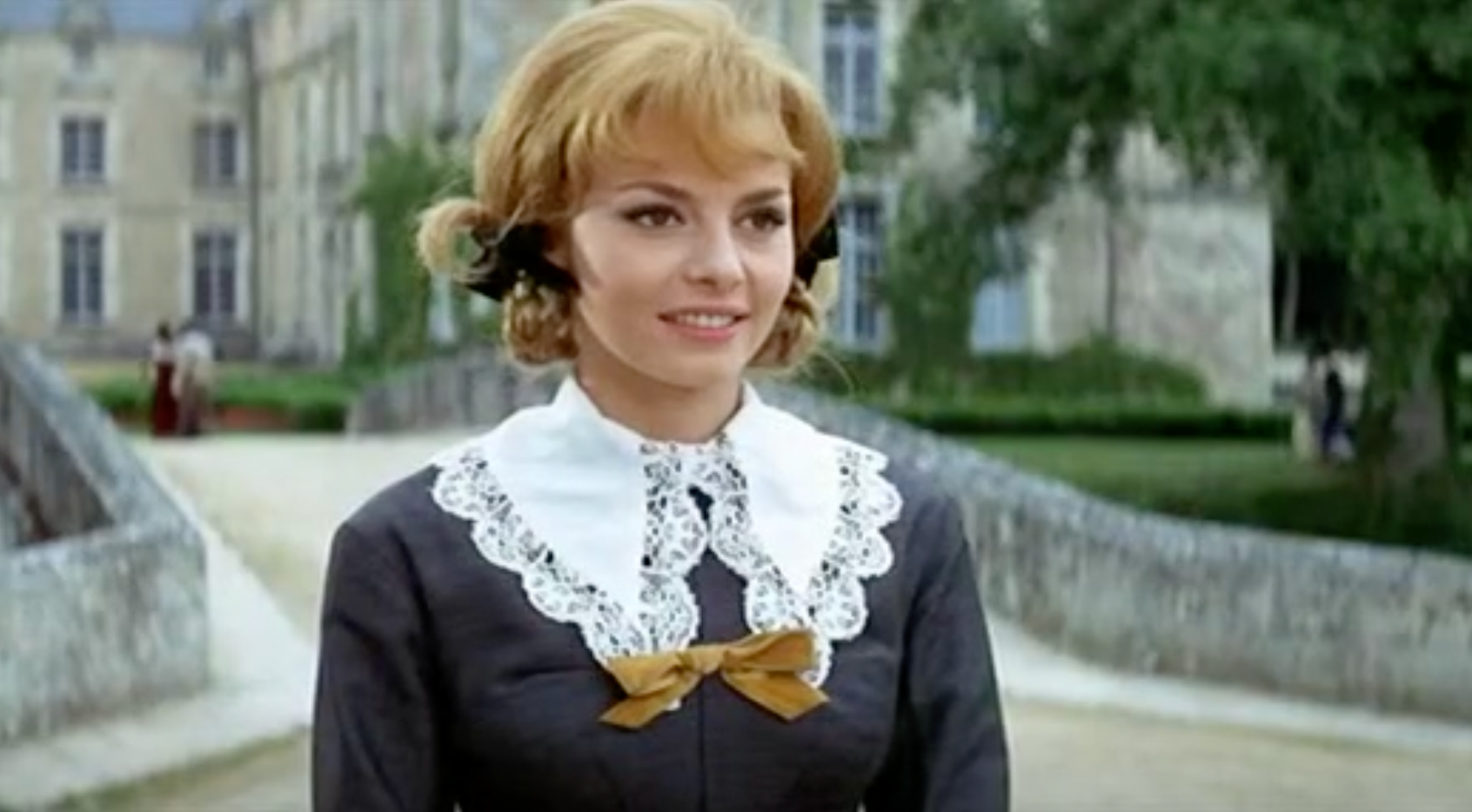 Francúzska herečka Michèle Mercier ako Angelika. 