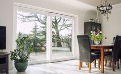 Piękny dom bez przeszkód. Designerskie wnętrze dla seniora