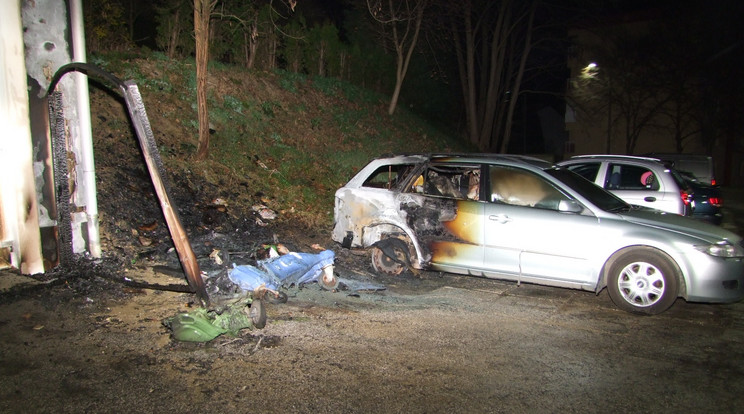 A hulladékgyűjtő lángia átterjkedtek az autóra is / Fotó: police.hu