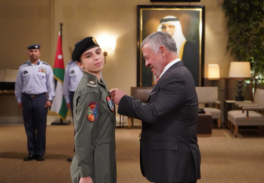Król Abdullah II, najwyższy dowódca jordańskich sił zbrojnych, przypina księżniczce Salmie lotnicze skrzydła po ukończeniu przez nią kursu pilotażu podstawowego. Fot. Królewski Dwór Haszymidzki