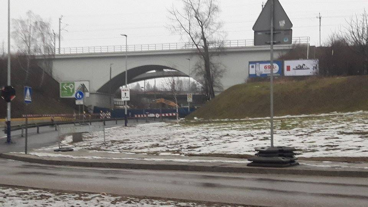 Zakorkowana ulica Opolska, sznur samochodów na ulicy Zielony Most, samochody stojące na ulicy Jasnogórskiej na wysokości centrum handlowego, korkujące się rondo Ofiar Katynia czy "zapchana" autami ulica Balicka. To efekt zamknięcia fragmentu ulicy Armii Krajowej. To pierwszy dzień roboczy, podczas którego droga jest nieprzejezdna. Efekt? Korki w północno-zachodniej części miasta.