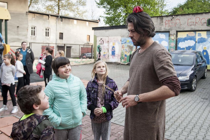 Katowice. Olivier Janiak w sesji zdjęciowej do kalendarza