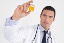 Badania moczu w pracy: kiedy są obowiązkowe i kto musi je wykonać?