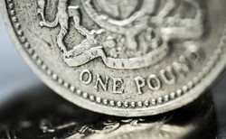 Wybili miliony pamiątkowych monet na brexit. Teraz muszą je przetopić