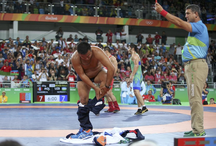 Rio 2016: Zapaśnik okradziony z medalu. Jego trenerzy rozebrali się!