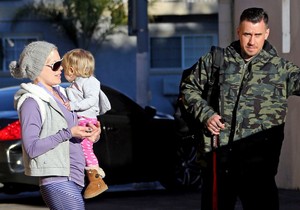 Pevačica Pink sa suprugom i detetom