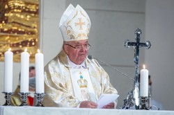 Watykańskie śledztwo w diecezji bydgoskiej. Biskup Jan Tyrawa złożył po nim dymisję