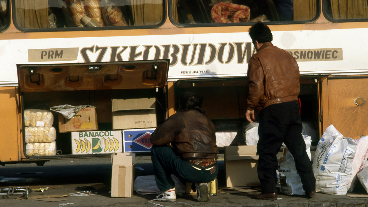 Okolice placu targowego przy Dworcu Wschodnim, Kerepesi út, Budapeszt, 1989 r.